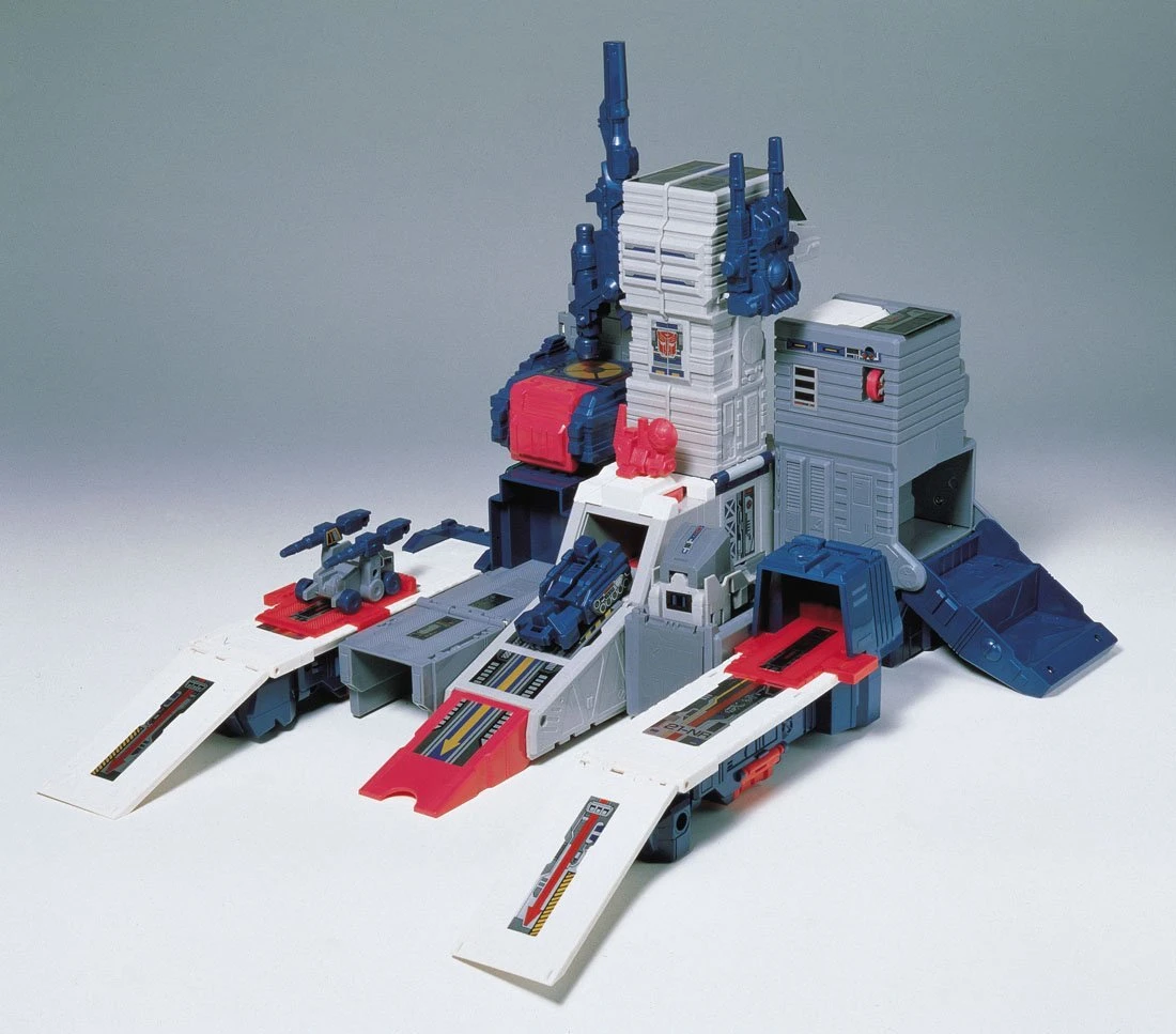 Transformers Encore Series Ultimate Class: Fortress Maximus 4 Transformers Encore Series Ultimate Class: Fortress Maximus - Image 4