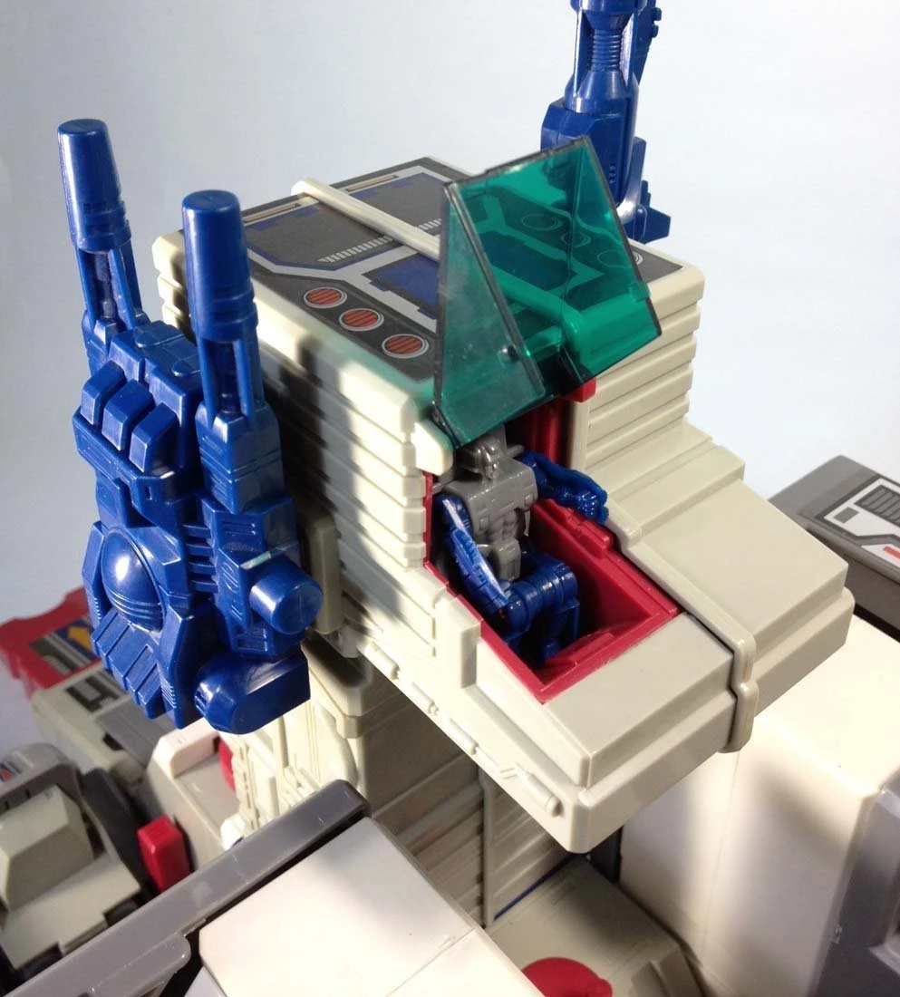 Transformers Encore Series Ultimate Class: Fortress Maximus 6 Transformers Encore Series Ultimate Class: Fortress Maximus - Image 6
